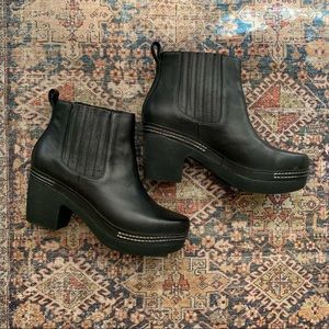 Antelope Saga black leather ankle boot